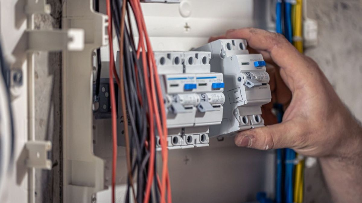 7 beneficios de contratar a un electricista profesional