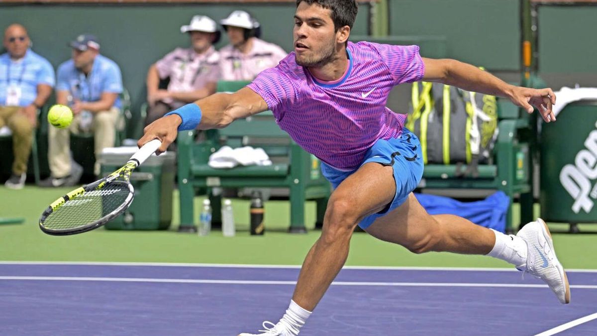 Carlos Alcaraz beats Daniil Medvedev 7-6, 6-1 to retain title at Indian Wells