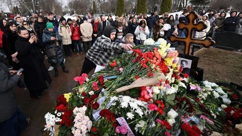 Putin opponents intensify symbolic protests during election