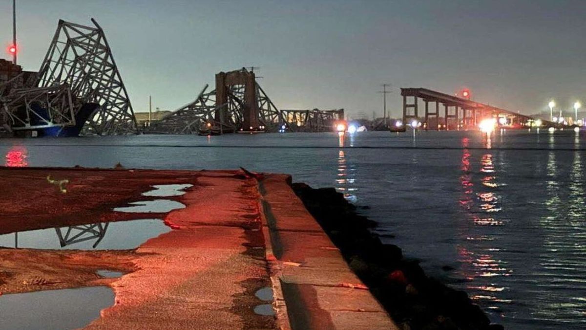 Recherche de victimes en mer suite à la collision d'un porte-conteneurs avec un pont ayant entraîné son effondrement