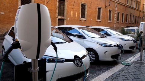 Renault retira del mercado varios modelos Zoé y Mégane IV por razones de seguridad relacionadas con el riesgo de incendio o lesiones.