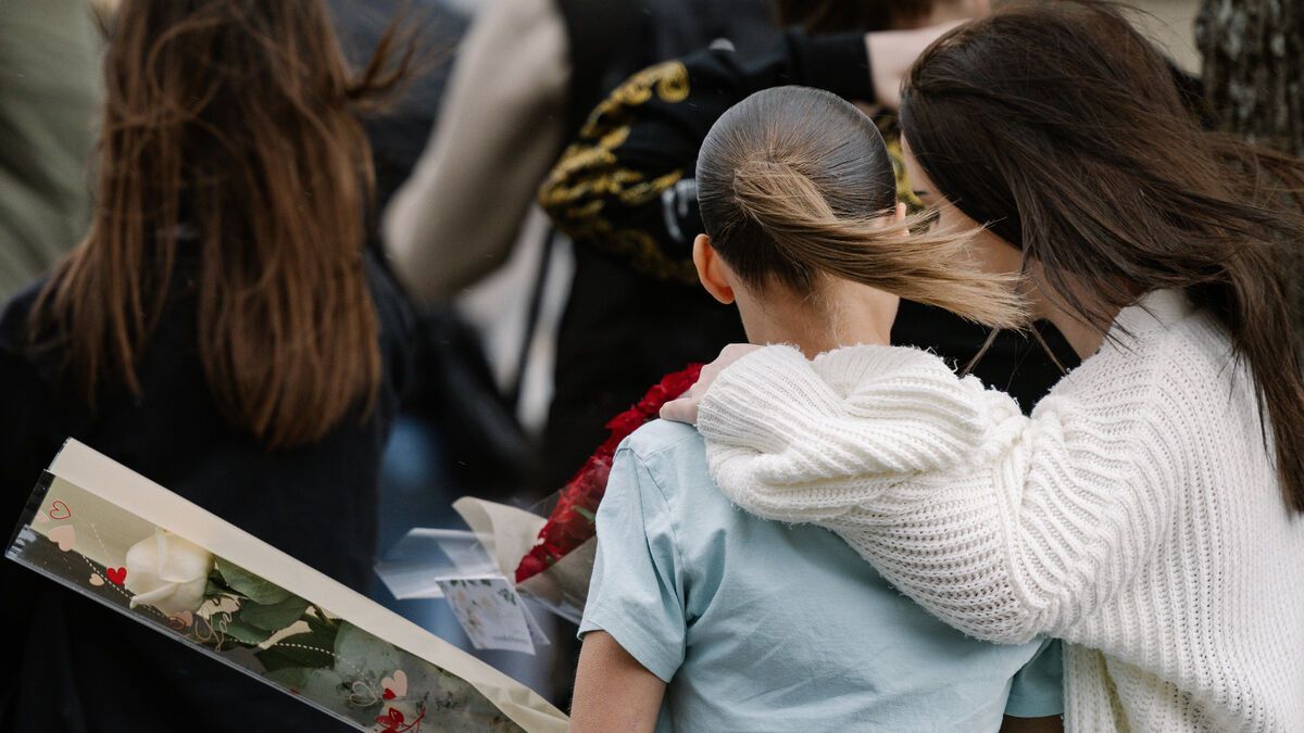 Five hundred people pay a final tribute to Shanon, who died at 13 after a rape: “You now shine in the skies”
