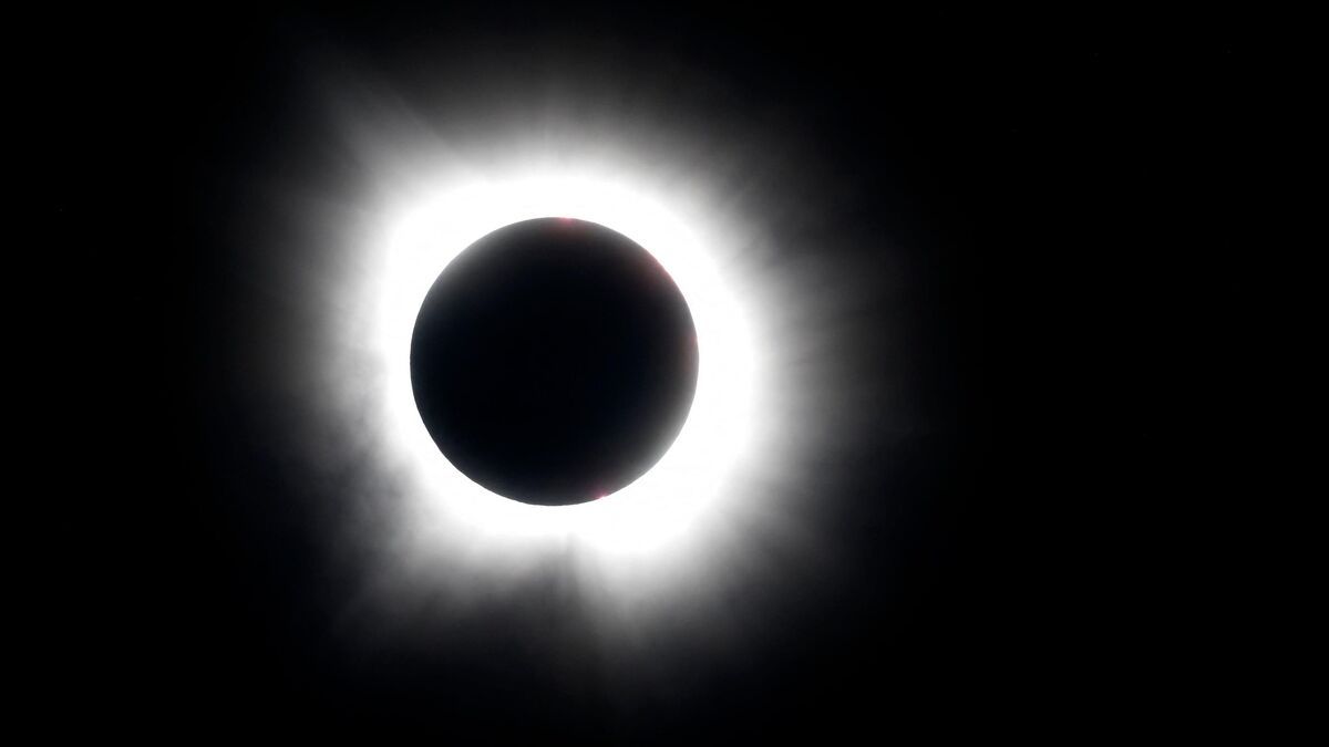 Live monitoring of the total solar eclipse: an astronomical phenomenon not to be missed