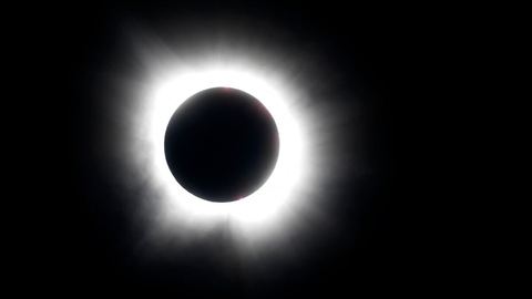 Live monitoring of the total solar eclipse: an astronomical phenomenon not to be missed