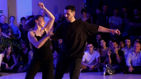 VIDEO: The revival of “West Coast Swing”, a popular two-person dance reinvented in French.