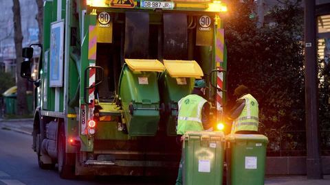 Before the Olympic Games, Parisian garbage collectors launch a strike