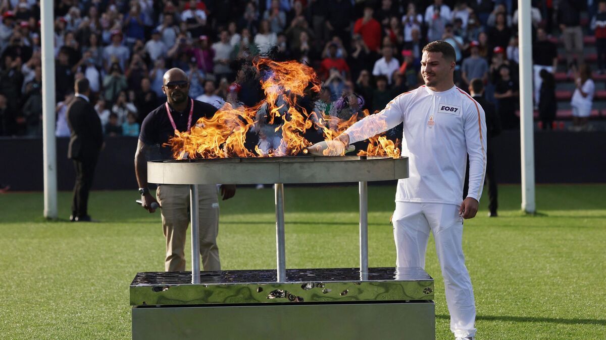 Paris 2024: A look back at the passing of the Olympic flame in Haute-Garonne with Antoine Dupont and the Ntamack family