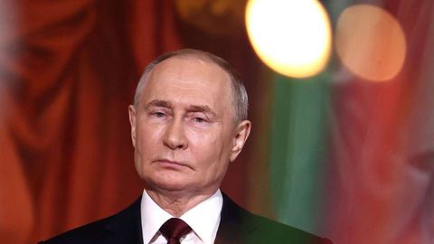 Vladimir Putin orders nuclear maneuvers with forces located near the country
