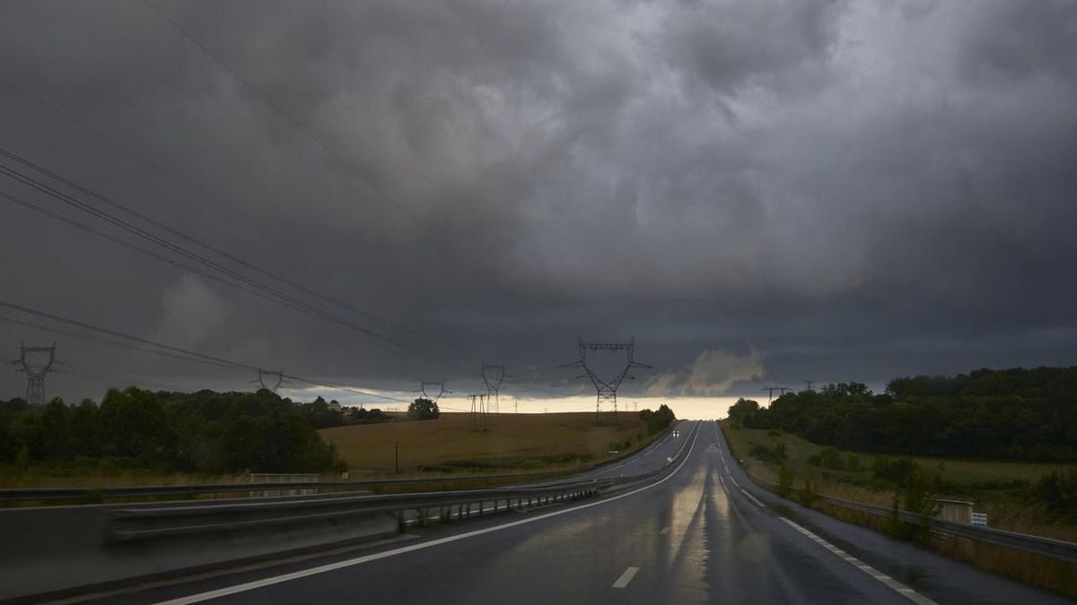 Persistent Heavy Rain Over Most of French Territory, Two Departments on Red Alert