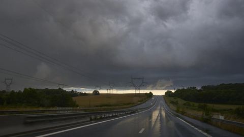 Persistent Heavy Rain Over Most of French Territory, Two Departments on Red Alert