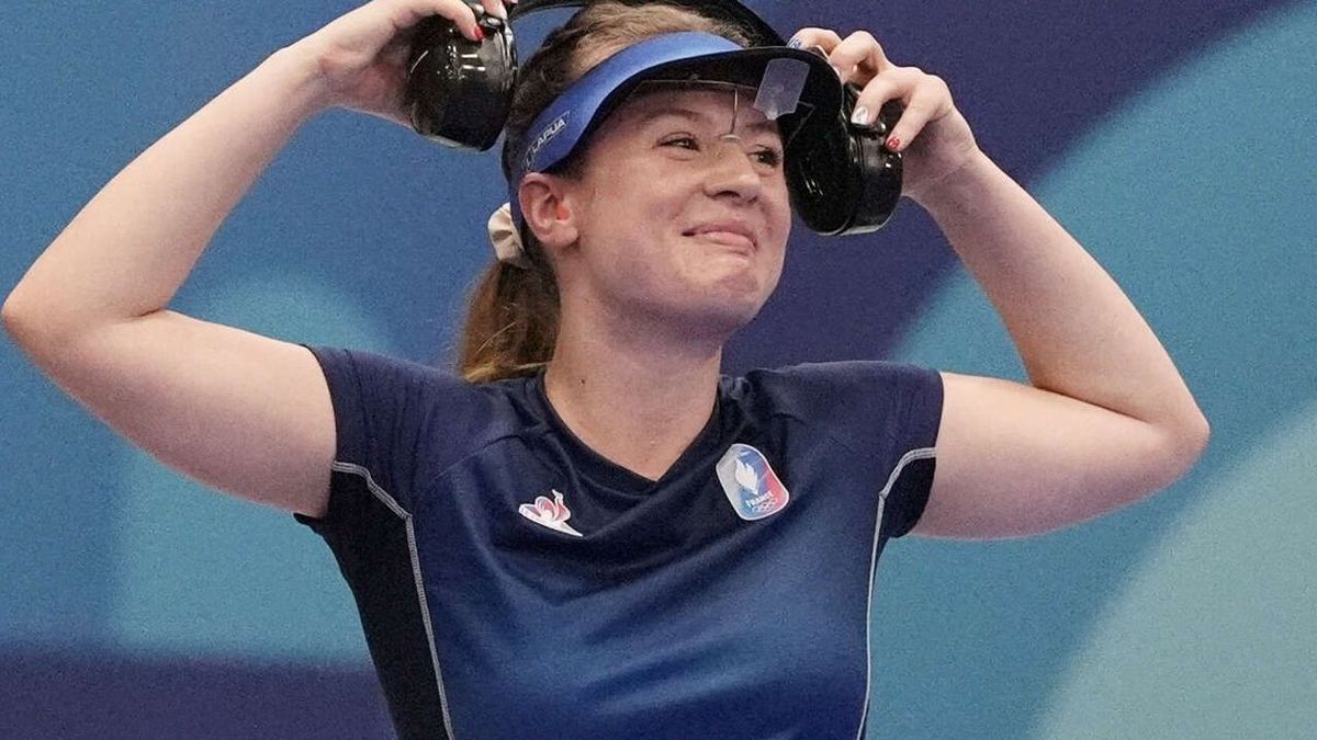 Camille Jedrzejewski wins the silver medal in the 25-meter pistol event as the French judo teams qualify for the quarter-finals.