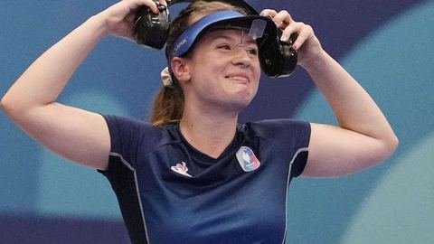 Camille Jedrzejewski wins the silver medal in the 25-meter pistol event as the French judo teams qualify for the quarter-finals.