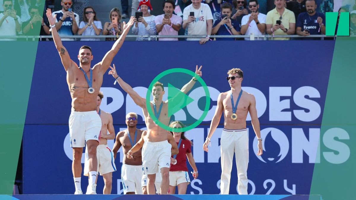 Léon Marchand y Florent Manaudou dan un espectáculo (sin camiseta) en el Parque de los Campeones de los Juegos Olímpicos de París 2024