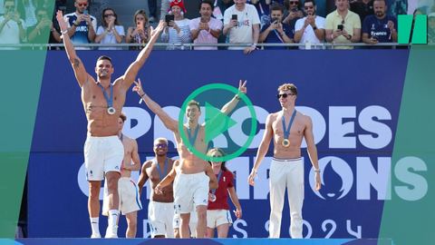 Léon Marchand y Florent Manaudou dan un espectáculo (sin camiseta) en el Parque de los Campeones de los Juegos Olímpicos de París 2024